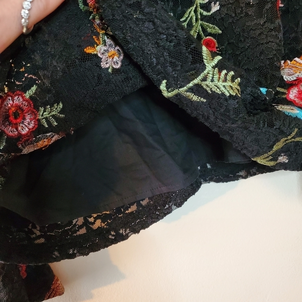 Solitaire floral embroidered black lace bellsleeve top size small - Picture 5 of 15